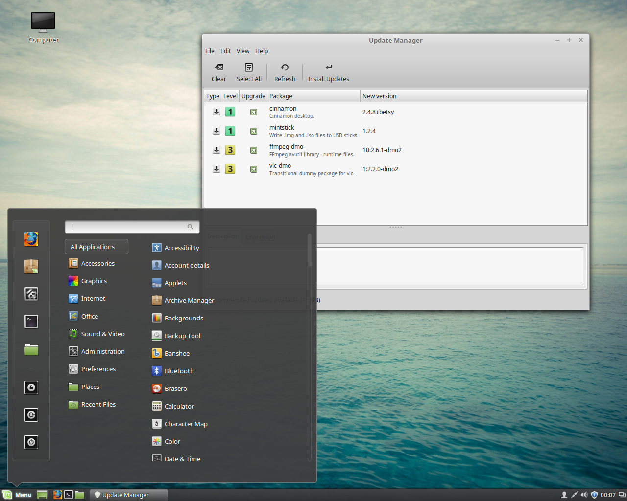 Linux Mint desktop screenshot: 2 lmde updates