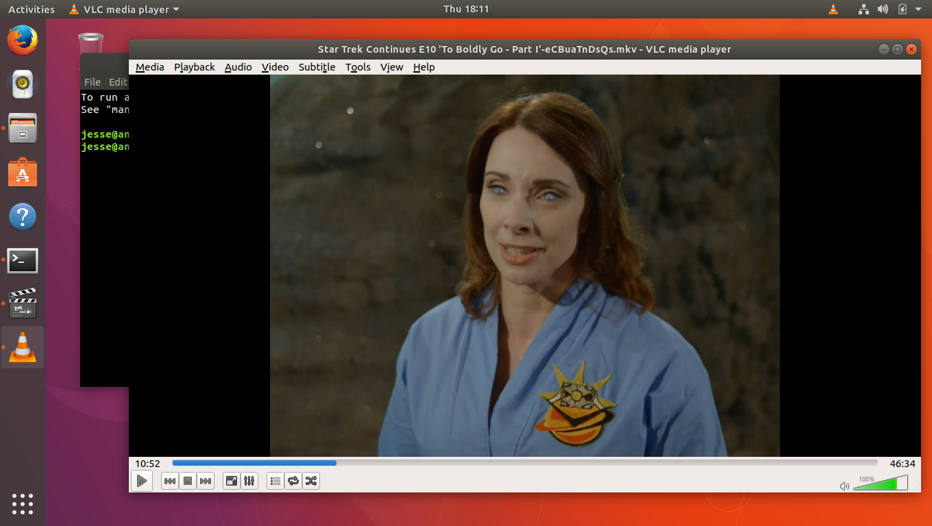 Ubuntu desktop screenshot: 17.10 totem vs vlc